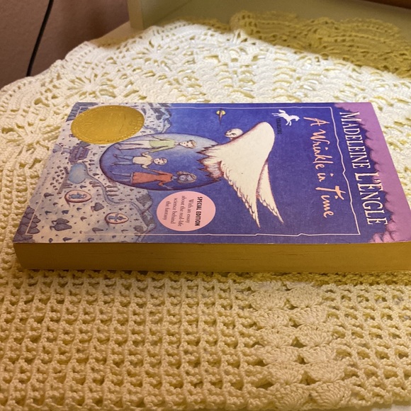 A Wrinkle in Time by Madeleine L’Engle paperback - Picture 4 of 6